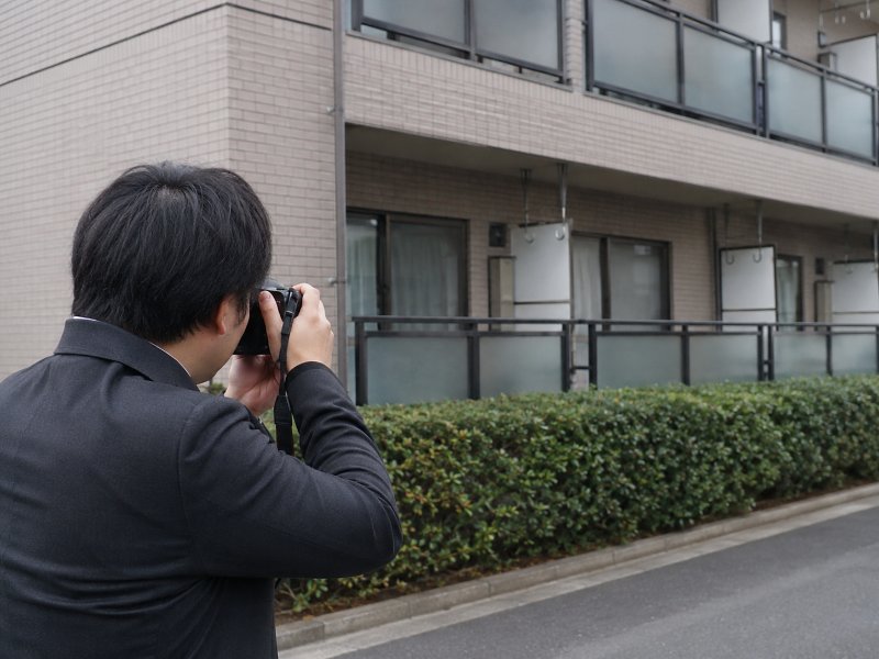 現地で写真撮影を行う調査員